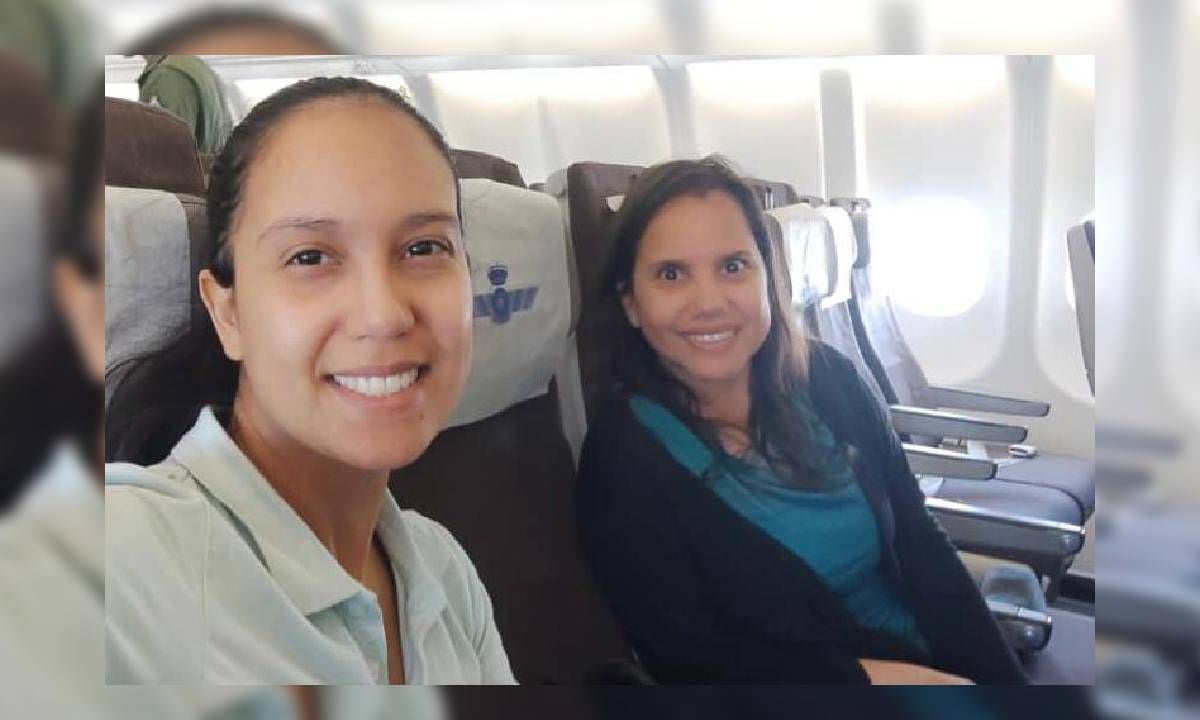 En la foto se encuentra Elmita Acosta (der) y su hermana Ana Lucila,  en el avión camino de Djibouti a Madrid, España.