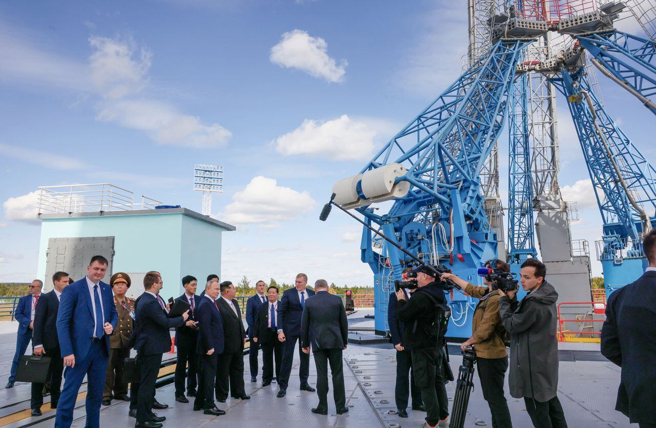 En esta foto de grupo distribuida por la agencia Sputnik, el Presidente de Rusia, Vladimir Putin, y el líder de Corea del Norte, Kim Jong Un, visitan el Cosmódromo de Vostochny en la región de Amur el 13 de septiembre de 2023.