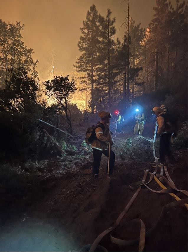 En esta foto del folleto obtenida del Departamento de Bomberos de San Francisco el 11 de septiembre de 2022, los bomberos del Departamento de Bomberos de San Francisco trabajan para apagar las llamas del incendio Mosquito, en las afueras de Sacramento, California. - El último incendio forestal de California se ha propagado rápidamente en las montañas centrales del estado de EE. UU., justo cuando los bomberos estaban controlando un gran incendio al sur de Los Ángeles, dijeron las autoridades el 11 de septiembre de 2022. (Foto del Departamento de Bomberos de San Francisco / AFP) / RESTRINGIDO A USO EDITORIAL - CRÉDITO OBLIGATORIO "FOTO AFP / Departamento de Bomberos de San Francisco" - SIN MARKETING - SIN CAMPAÑAS PUBLICITARIAS - DISTRIBUIDO COMO SERVICIO A CLIENTES