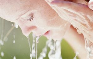 Lavando suavemente la cara, no más de dos veces al día, con un limpiador suave indicado para pieles grasas o con tendencia acneica.