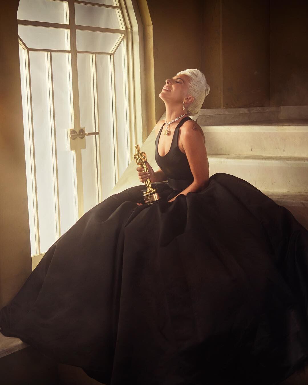 Lady Gaga con su Óscar a Mejor canción por su sencillo Shallow. Foto: Instagram @ladygaga.