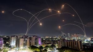 El sistema antimisiles Cúpula de Hierro de Israel intercepta cohetes lanzados desde la Franja de Gaza.