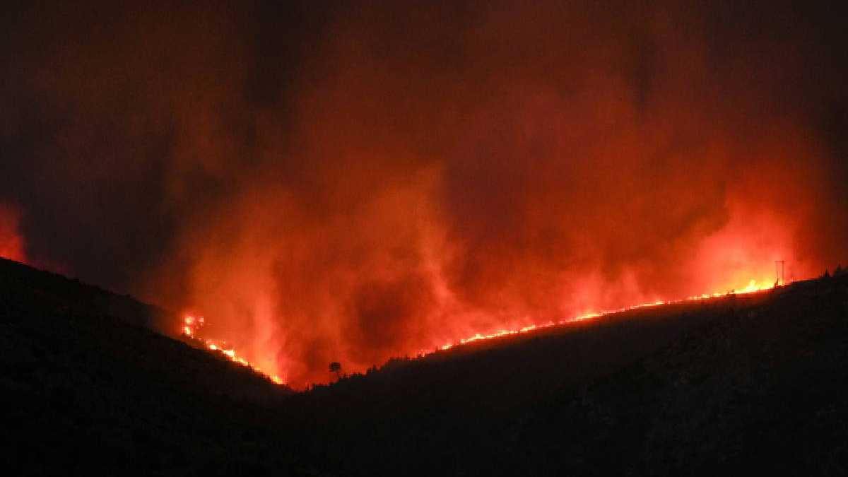 Autoridades griegas desplegaron un operativo aéreo para apoyar las labores de control de las llamas.