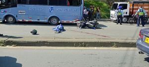 Motociclista murió tras fuerte choque con bus.