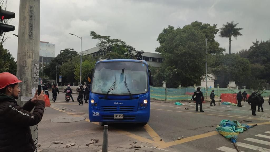 Se presentan protestas en la calle 72 en Bogotá.  Los manifestantes intentaron vandalizar un bus del SITP.