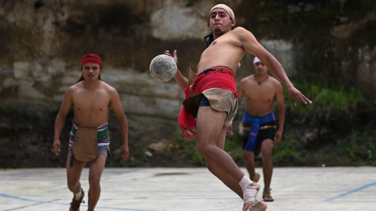 Un indígena juega al juego de pelota maya en el viallage de Xesampual en Santa Lucía Utatlán, Guatemala, el 20 de junio de 2021. - Un total de 11 equipos, entre ellos uno de mujeres, participaron en un torneo conmemorativo del solsticio y en preparación para el torneo mesoamericano. Foto de Johan Ordonez / AFP