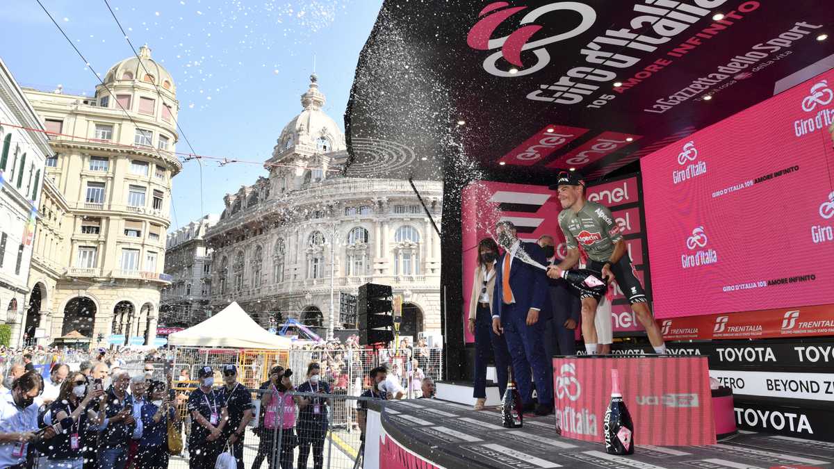 Oldani, ganador de la etapa 12 del Giro de Italia, celebra en el podio