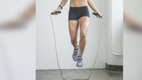 Saltar cuerda 15 minutos es un buen ejercicio que recomiendan los expertos para mejorar la circulación en las piernas. Foto: GettyImages.