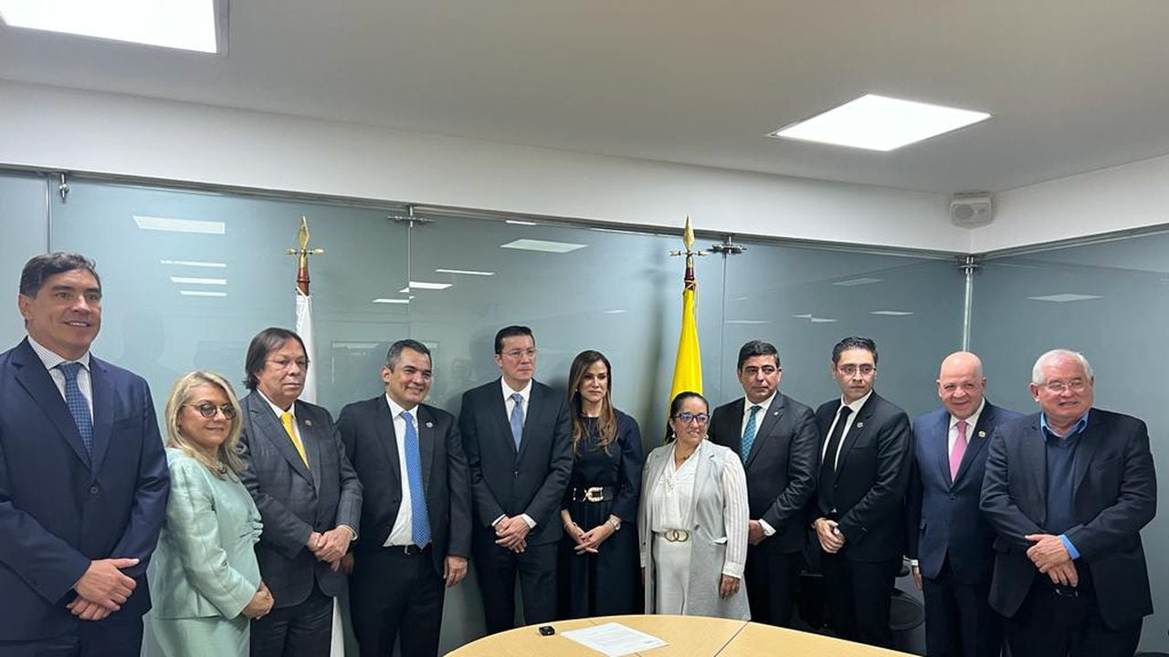 Hernán Penagos con los magistrados del Consejo Nacional Electoral.
