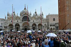 Papa Francisco preside una multitudinaria misa en Venecia, en su primer viaje en meses
