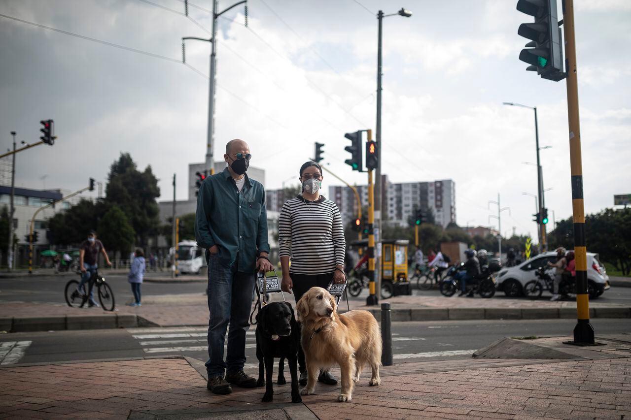 Luisa Fernanda Moreno y Andres Mauricio Vásquez 
Pareja invidente con perro lazarillo