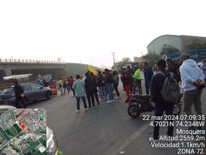 Manifestación en glorita de la vía Mosquera - La Mesa.
