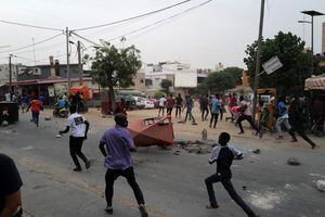 Los partidarios del líder de la oposición senegalesa Ousmane Sonko huyen durante los enfrentamientos con las fuerzas de seguridad después de que se les impidiera llegar a la casa de Sonko en Dakar, Senegal, el 29 de mayo de 2023. 