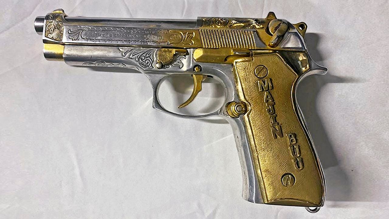  Esta pistola con piezas en oro acompañaba a Mayimbú las 24 horas del día. Uno de sus socios del cartel de Sinaloa se la regaló.