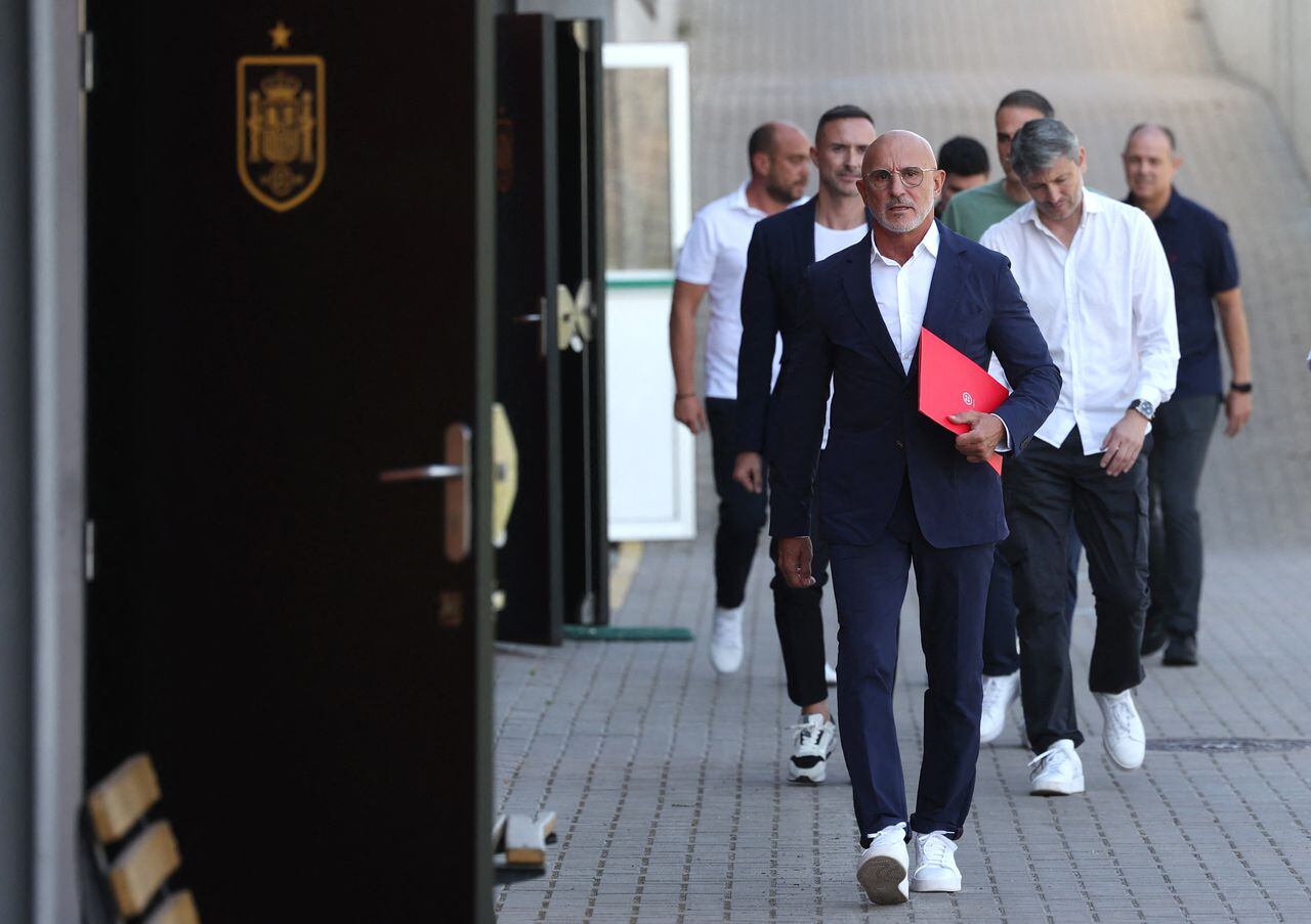 Spain's coach Luis de la Fuente (C) arrives to hold a press conference to announce the list of summoned players ahead of the EURO 2024 qualifying football matches against Georgia and Cyprus, at the Ciudad del Futbol training facilities in Las Rozas de Madrid on September 1, 2023. Spain coach Luis de la Fuente apologised today for applauding football federation president Luis Rubiales' speech last week in which he said he would not resign, after his forcible kiss on the lips of Women's World Cup star Jenni Hermoso. (Photo by Pierre-Philippe MARCOU / AFP)