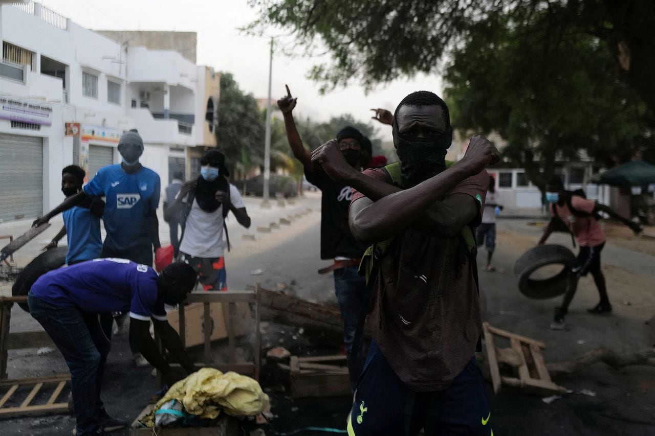 En imágenes : fuertes disturbios en llevan acabo en Senegal