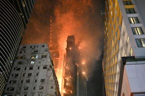 Incendio en rascacielos de Hong Kong.