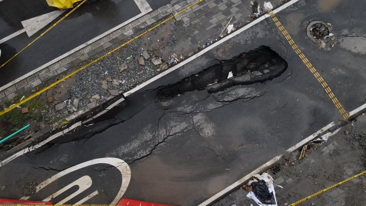 [Fotos] Tierra se tragó una parte de la vía en Medellín; autoridades culpan a las lluvias