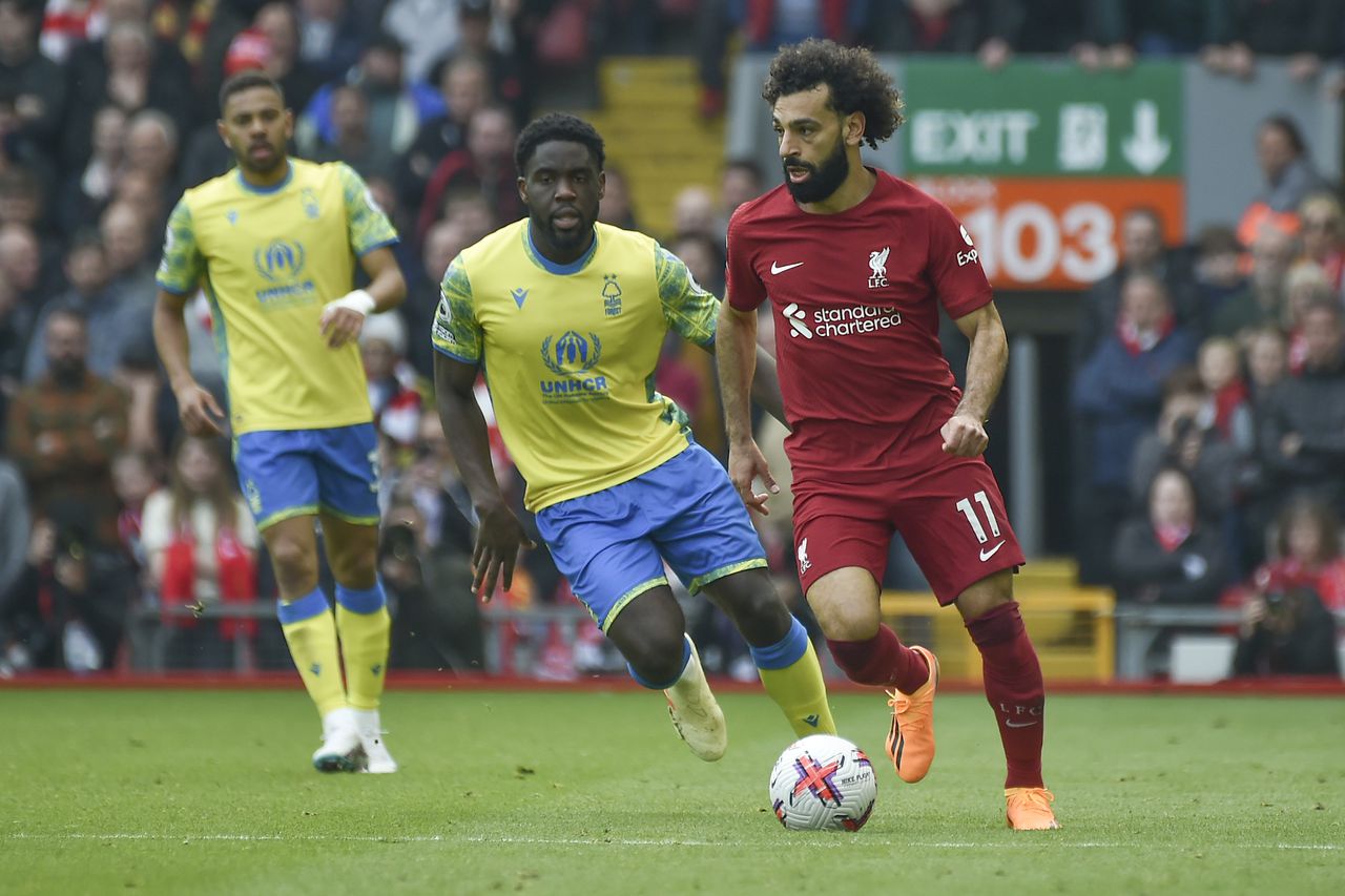 Mohamed Salah del Liverpool controla el balón durante el encuentro de la Liga Premier ante el Nottingham Forest el sábado 22 de abril del 2023. (AP/Rui Vieira)