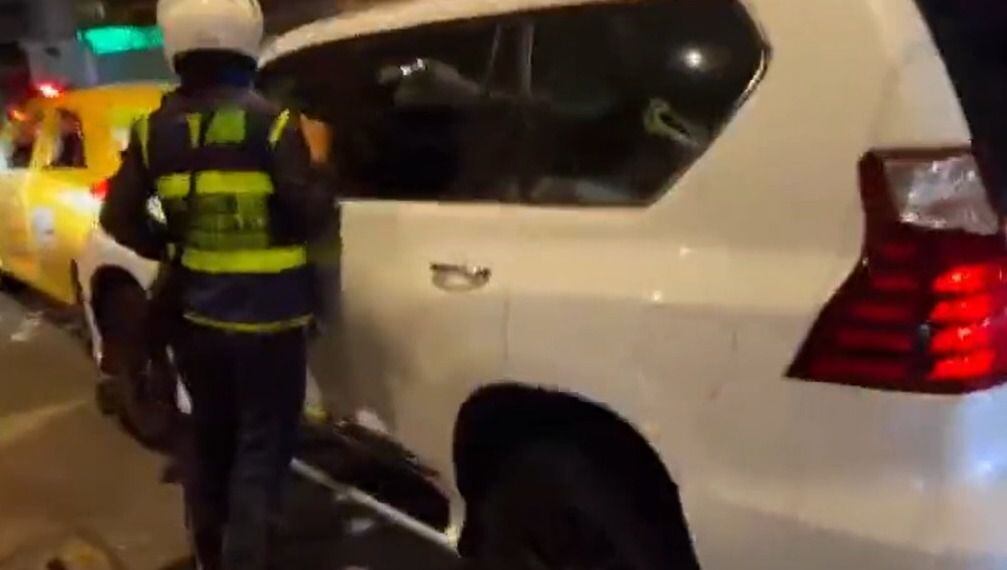 Agentes del Tránsito de Bucaramanga intentaban hacer control de alcoholemia al conductor responsable. Foto: Twitter @cebuenocad.