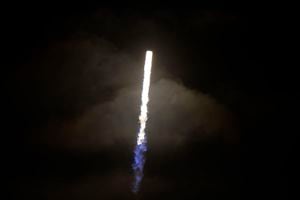 La llama del propulsor del SpaceX Falcon 9, con la cápsula Crew Dragon, ilumina una nube durante el despegue del Complejo de Lanzamiento 39A el viernes 23 de abril de 2021 en el Centro Espacial Kennedy en Cabo Cañaveral, Florida. Cuatro astronautas volarán en la misión SpaceX Crew-2 a la Estación Espacial Internacional. Foto: AP / Chris O'Meara.