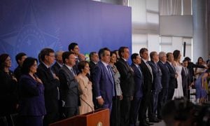 Diez de los 23 ministros del gabinete de Bolsonaro en Brasil presentaron su carta de renuncia.