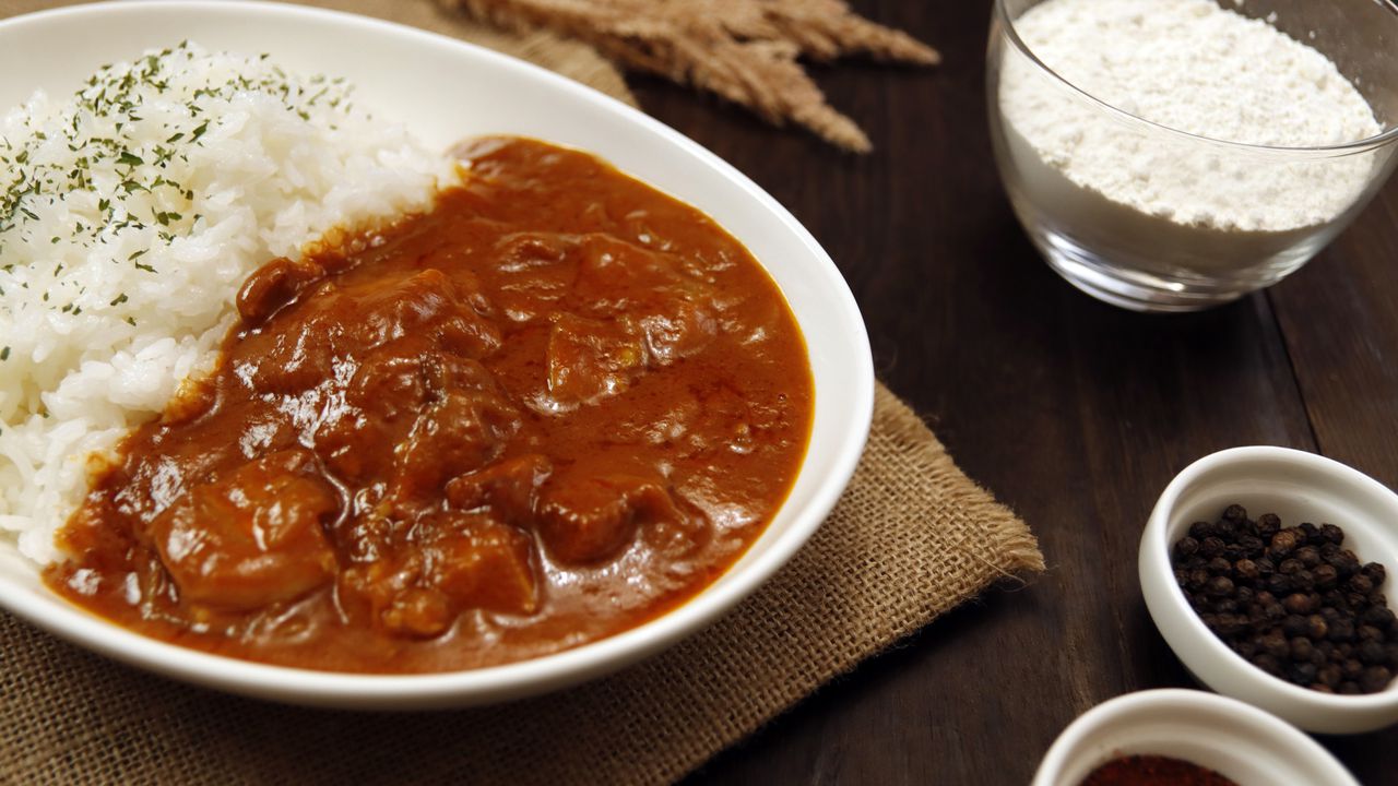 Arroz al curry japonés en la mesa