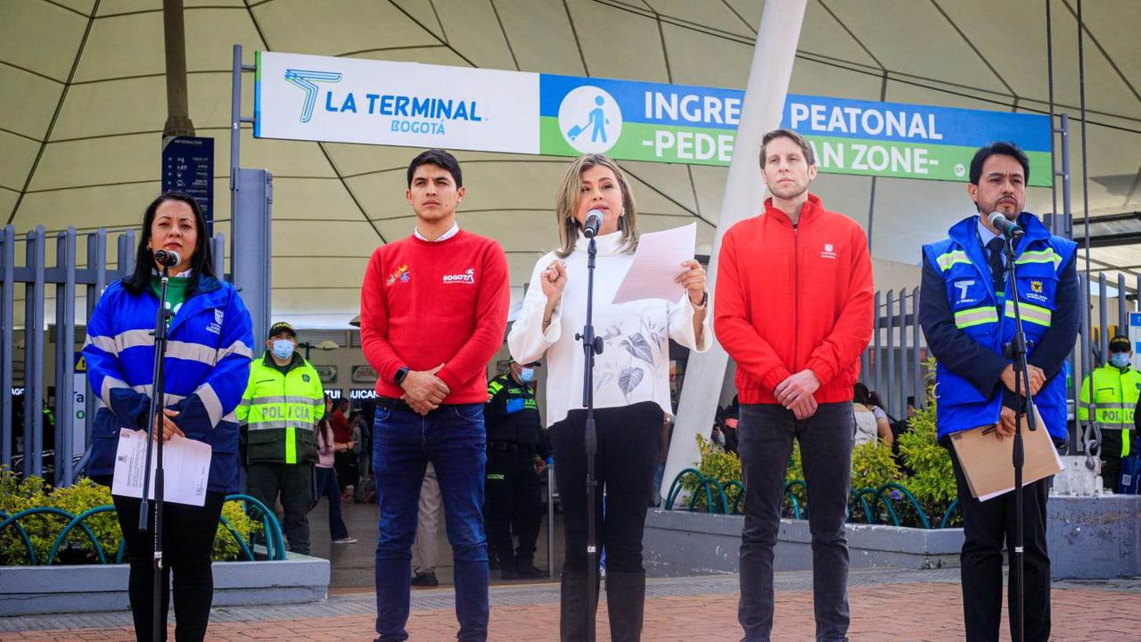La alcaldesa de Bogotá encargada, Edna Bonilla, en compañía de la secretaria de Movilidad, Deyanira Ávila y otros funcionarios del Distrito, explicó los nuevos cambios en el pico y placa en la ciudad.