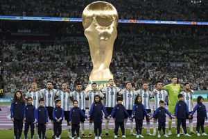 Los jugadores de Argentina se alinean antes del partido de fútbol del grupo C de la Copa Mundial entre Argentina y México, en el Estadio Lusail en Lusail, Qatar, el sábado 26 de noviembre de 2022. (AP Photo/Moises Castillo)