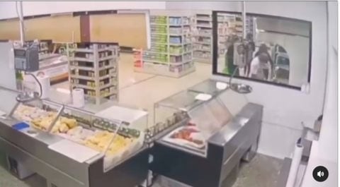 En la cámara de seguridad del supermercado en Laureles, norte de Armenia, quedó registrado el momento en que un sujeto ataca a otro con un arma de fuego.