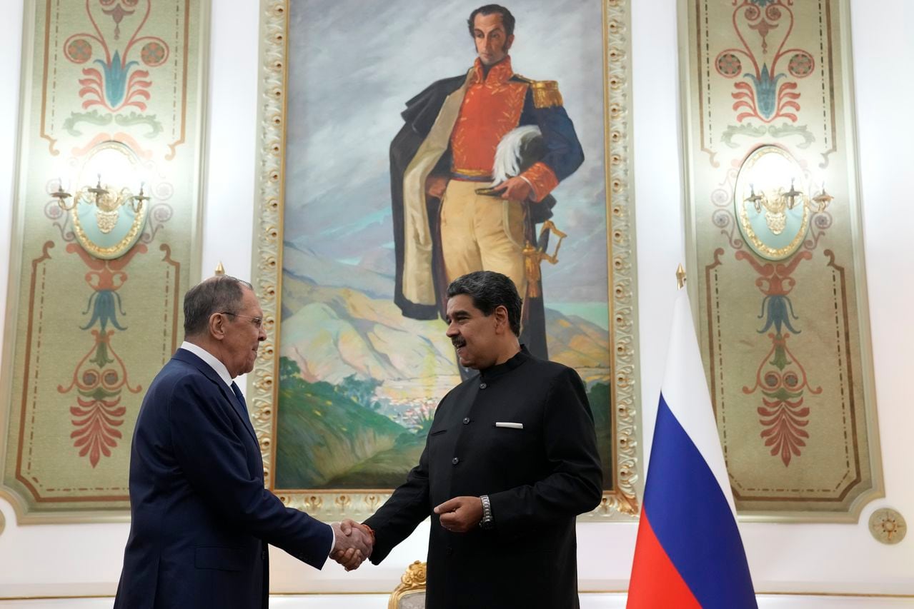 El presidente venezolano, Nicolás Maduro, a la derecha, se reúne con el ministro de Relaciones Exteriores de Rusia, Sergey Lavrov, en el palacio presidencial de Miraflores en Caracas, Venezuela, el martes 20 de febrero de 2024. Detrás hay una pintura de Simón Bolívar, el héroe de la independencia de Venezuela.