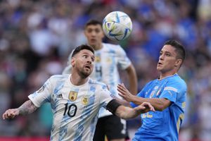 Lionel Messi y Giacomo Raspador disputan un balón sobre la cancha de Wembley