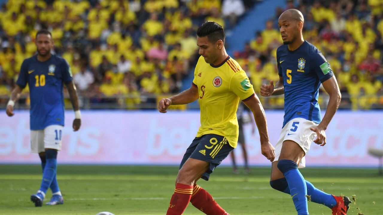 Colombia's Radamel Falcao (L) and Brazil's Fabinho (R) vie for the ball during their South American qualification football match for the FIFA World Cup Qatar 2022 at the Metropolitano stadium in Barranquilla, Colombia, on October 10, 2021.
JUAN BARRETO / AFP