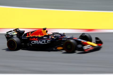 El piloto holandés Max Verstappen de Red Bull conduce su auto durante la primera sesión de práctica para el Gran Premio de España de Fórmula Uno del domingo, en el circuito Barcelona Catalunya en Montmeló, España, el viernes 2 de junio de 2023. (Foto AP/Joan Monfort)