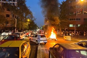 Una motocicleta de la policía arde durante una protesta por la muerte de Mahsa Amini, una mujer que murió después de ser arrestada por la "policía de la moralidad" de la república islámica, en Teherán, Irán, el 19 de septiembre de 2022. 
