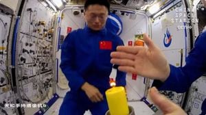 Astronautas chinos encendieron fuego en una estación espacial e interactuaron con estudiantes de al menos cinco colegios de China