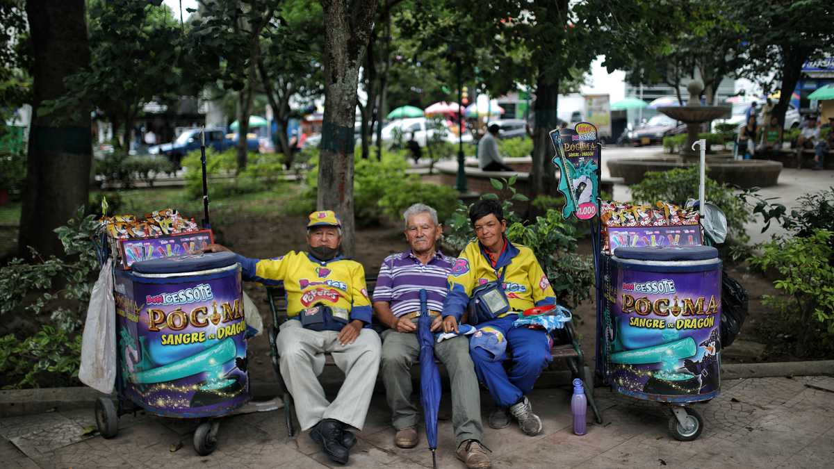 Gabriel Villamizar, 77 años, vendedor de helados. Vicente Alvarado Maldonado, 
81 años. FOTO: ESTEBAN VEGA LA-ROTTA