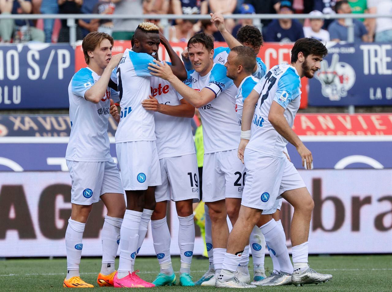 Victor Osimhen de Napoli celebra su segundo gol con sus compañeros