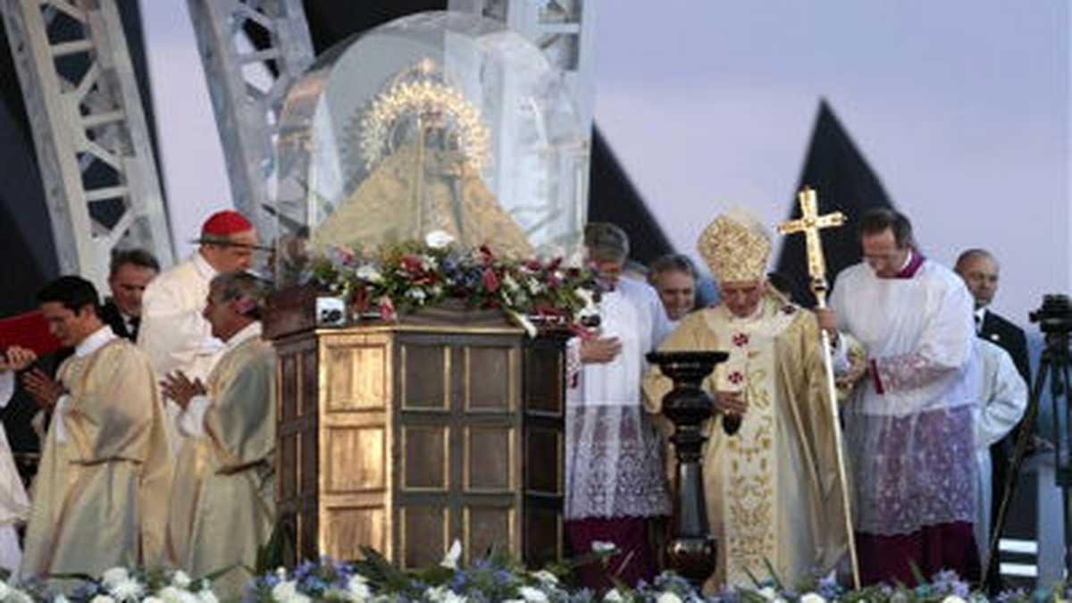 El Papa camina hacia la Vírgen de la caridad del cobre.