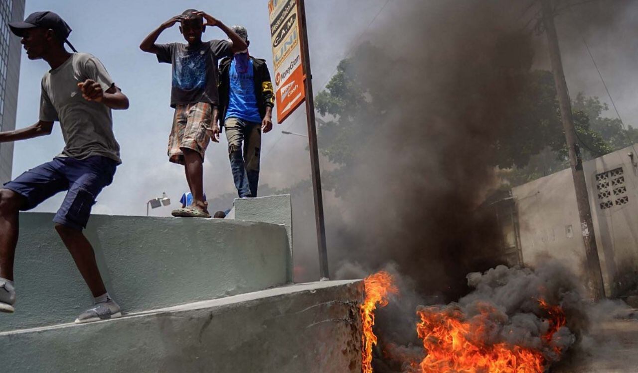 Con barricadas y quema de llantas, las pandillas cierran sectores de la capital de Haití