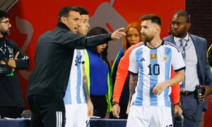 HARRISON, NJ - SEPTEMBER 27: Argentina forward Lionel Messi (10) gets instructions from Argentina head coach Lionel Scaloni prior to entering the international friendly soccer game between Argentina and Jamaica on September 27, 2022 at Red Bull Arena in Harrison, New Jersey. (Photo by Rich Graessle/Icon Sportswire via Getty Images)