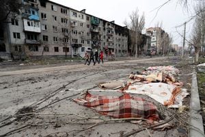 Una vista muestra los cuerpos de los civiles asesinados durante el conflicto Ucrania-Rusia en la ciudad portuaria sureña de Mariupol, Ucrania, 17 de abril de 2022. Foto REUTERS/Alexander Ermochenko 