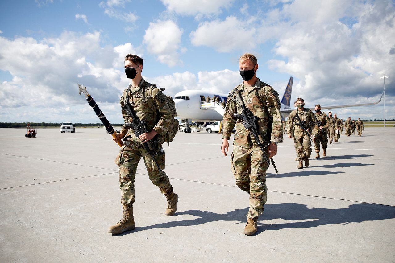 Los soldados regresan a casa desde el despliegue en Afganistán
