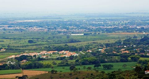   Jamundí está a escasos 20 minutos de Cali. En las faldas de la tercera ciudad más importante de Colombia, se presenta el crecimiento de cultivos más grande del país. 
