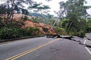 La Gestión del Riesgo de Desastres de Santander evacua familias y vehículos afectados por deslizamiento de la vía Bucaramanga - Barrancabermeja