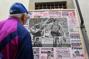 Postal de fondo con una imagen de Fausto Coppi ganador de cinco títulos del Giro de Italia