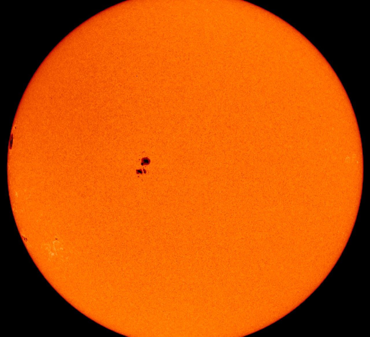 En esta fotografía proporcionada por la NASA, una imagen MDI muestra las manchas solares gigantes 486 y 488, que provocaron un intenso clima espacial el mes pasado y que estuvieron escondidas en el lado opuesto del sol el 18 de noviembre de 2003. Sunpsot 488 ya es visible y parece grande.