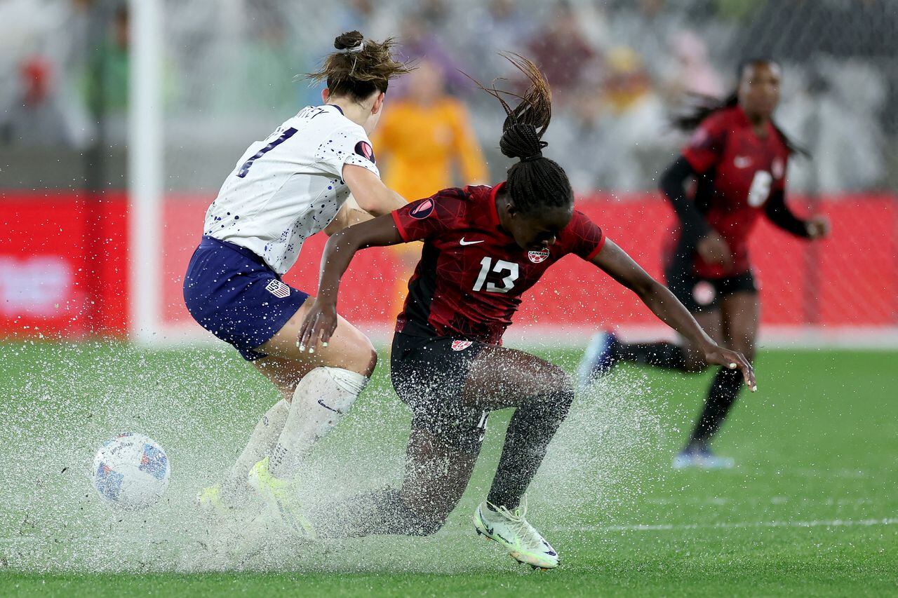 SAN DIEGO, CALIFORNIA - MARCH 06: Samantha Coffey #17 of the United States and Simi Awujo #13 of Canada collide chasing after the ball in the first half during the 2024 Concacaf W Gold Cup semifinals at Snapdragon Stadium on March 06, 2024 in San Diego, California.   Sean M. Haffey/Getty Images/AFP (Photo by Sean M. Haffey / GETTY IMAGES NORTH AMERICA / Getty Images via AFP)