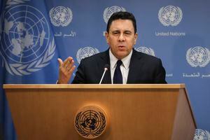 NUEVA YORK, NY - 30 DE ABRIL: El embajador venezolano ante las Naciones Unidas, Samuel Moncada, habla durante una conferencia de prensa en la sede de la ONU, el 30 de abril de 2019 en la ciudad de Nueva York.  (Foto de Drew Angerer / Getty Images)