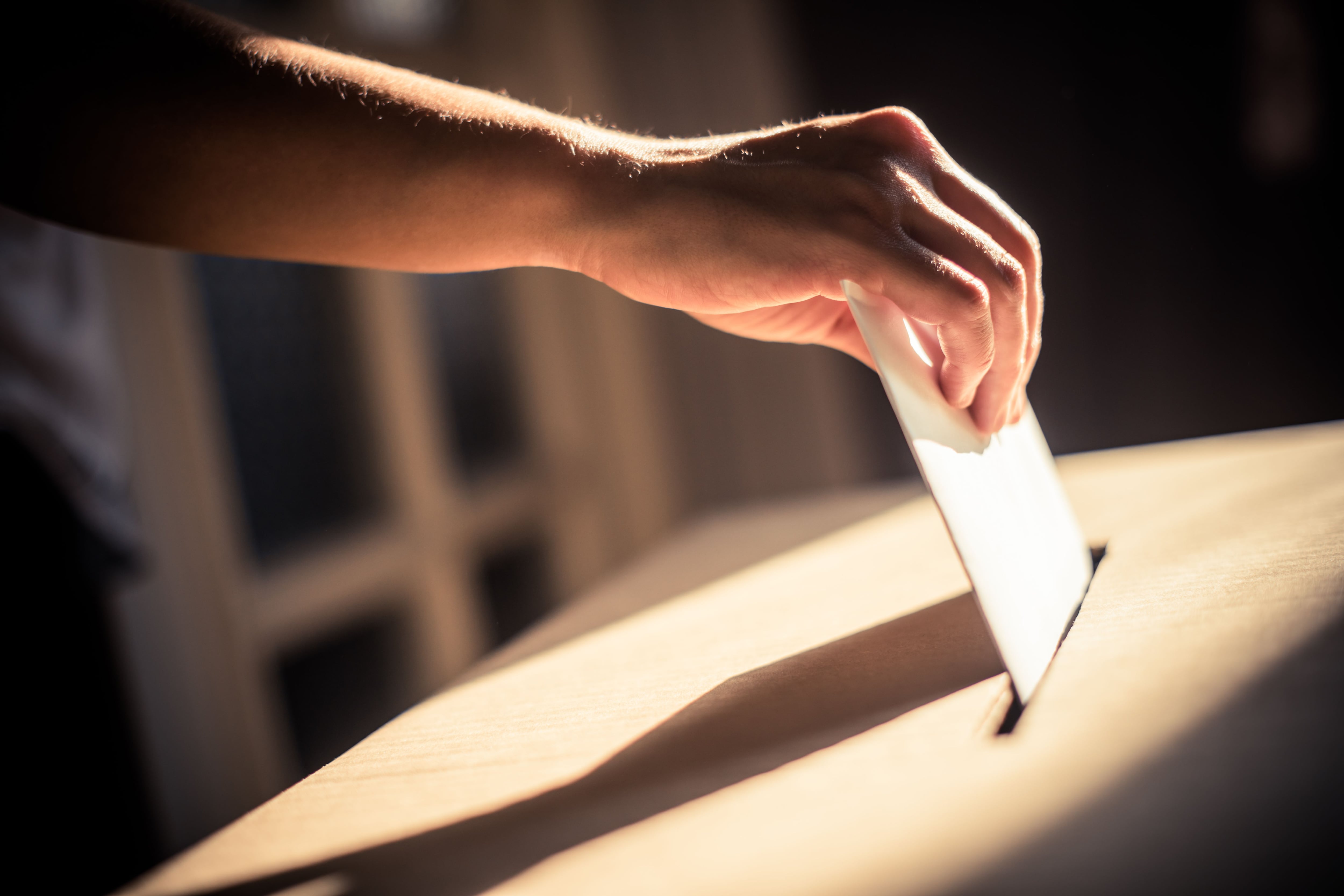 Imagen conceptual de una persona votando, emitiendo su voto en un colegio electoral, durante las elecciones.